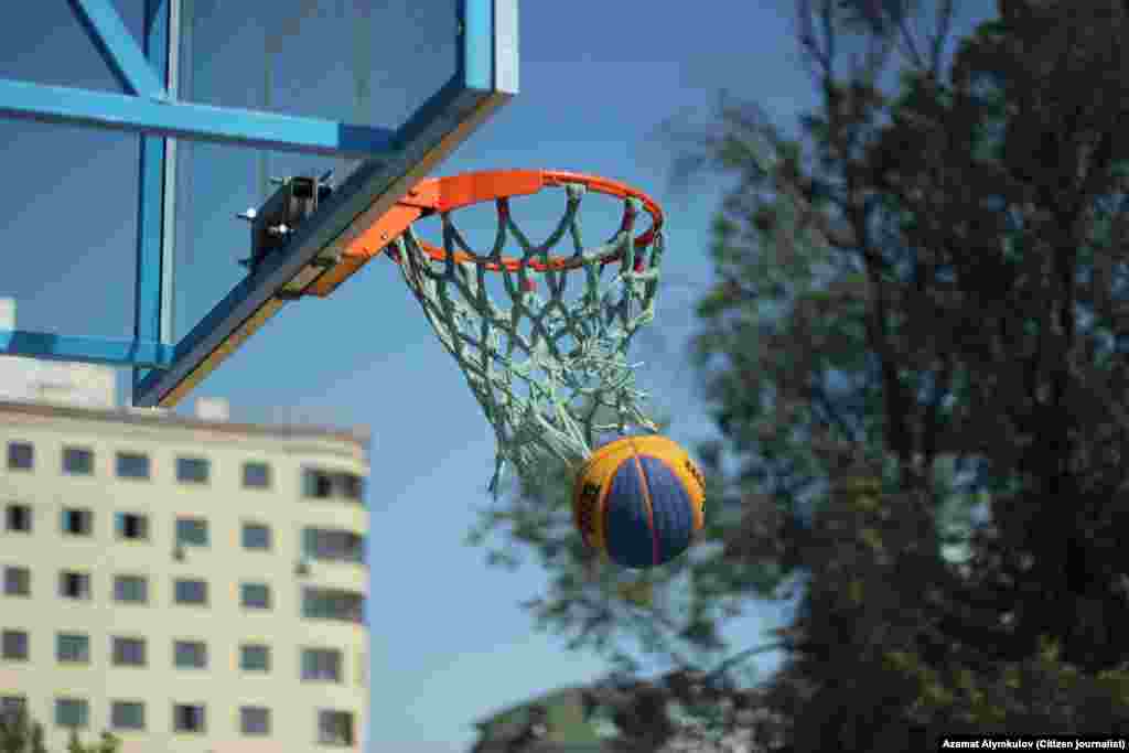 Баскетбол (англ. basket — себет, ball — топ) - бул беш оюнчудан турган эки команданын арасында ойноло турган спорттун түрү.