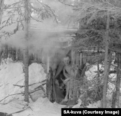 Финские бойцы выглядывают из сауны во время войны
