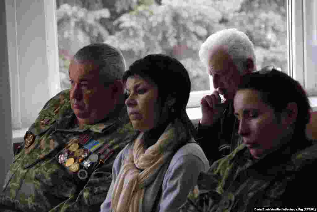Родичі військовослужбовців під час поіменного згадування кожного загиблого в залі засідань