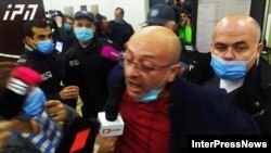 Протестующий журналист - в зале ЦИК Грузии, 1 ноября 2020
