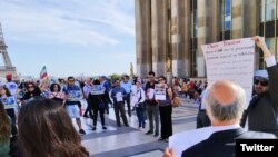 Iranian protesters in Paris against FM Zarif