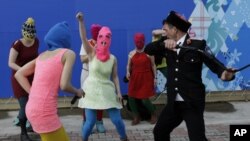 Казак с нагайкой нападает на участниц группы Pussy Riot в Сочи, 2014