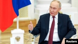 Як кажуть аналітики, Путін, ймовірно, намагається переконати Сполучені Штати Америки в тому, що посилення санкційного тиску не матиме бажаного впливу на російську економіку і не спонукатиме Кремль йти на компроміси