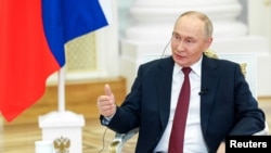 ولادیمیر پوتین در حال مصاحبه‌ با خبرنگاران روزنامهٔ «ایندیا تودی»