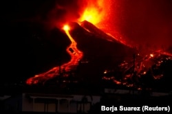 Lava teče pored kuće nakon erupcije vulkana Cumbre Vieja