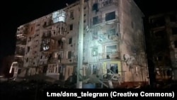 Рятувальники ліквідували всі осередки загоряння, на місці події працюють екстрені служби, триває обстеження місця удару