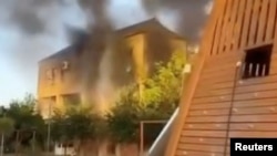 Incendiu izbucnit la o clădire din Derbent/Daghestan, după atacurile de duminică seară.