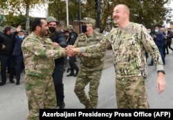 Президент И.Алиев (оңдо) жакында бошотулган Физули жана Жебрайил райондорун кезди. 2020-жылдын 16-ноябры.