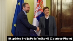 Šef delegacije Evropske unije u Srbiji uručuje predsednici Skupštine Srbije Ani Brnabić izveštaj Evropske komisije o napretku, Beograd, 31. oktobar 2024.