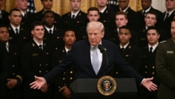 دونالد ترامپ در میان اعضای تیم فوتبال آکادمی نیروی دریایی ایالات متحده