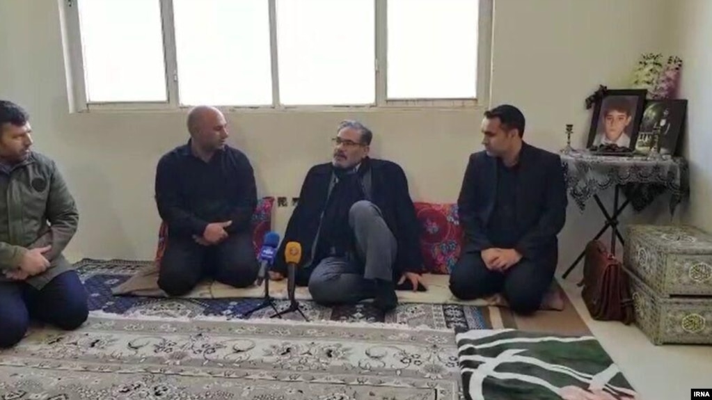 ایرنا نوشته است که دیدارهای آقای شمخانی «در جوی صمیمی» انجام شد. به نظر می‌رسد این عکس از خانواده امیررضا عبداللهی باشد