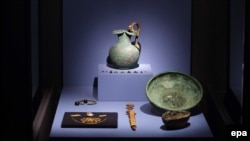 Экспонаты выставки «Крым: золото и секреты Черного моря» в музее Алларда Пирсона в Амстердаме, август 2014 года
