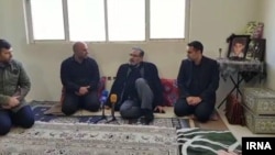 ایرنا نوشته است که دیدارهای آقای شمخانی «در جوی صمیمی» انجام شد. به نظر می‌رسد این عکس از خانواده امیررضا عبداللهی باشد