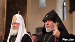 Armenia -- Catholicos Garegin II (R) and visiting Russian Patriarch Kirill preside over a joint prayer service in Echmiadzin, 16 March 2010.