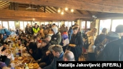 Meštani Tavankuta dočekali su studente punom trpezom s domaćom hranom.