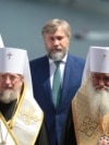 Вадим Новинський і двоє церковників УПЦ (Московського патріархату). Архівна світлина