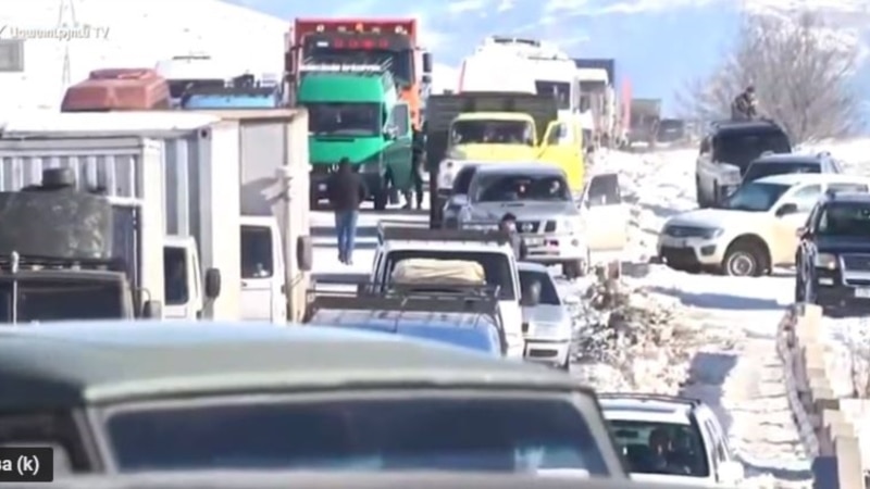В Сюникской области группа граждан перекрыла дорогу на Горис
