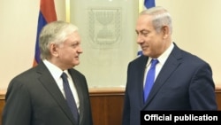 Israel - Prime Minister Benjamin Netanyahu (R) meets with Armenian Foreign Minister Edward Nalbandian in Jerusalem, 7Nov2017.