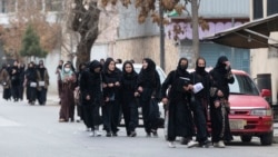 آرشیف، شماری از دانش‌آموزان دختر در افغانستان