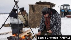 Обед рыбаков на Байкале (архивное фото)