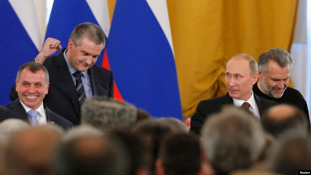 Русия президенты Владимир Путин, Кырым парламенты рәисе Владимир Константинов, Кырымның үзешчән хөкүмәте рәисе Сергей Аксенов һәм Акъяр мэры Алексей Чалый килешү имзалаудан соң