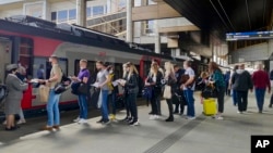 Пътници на гарата в Минск чакат да се качат на влак за Москва два дни преди забраната.