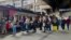 Пътници на гарата в Минск чакат да се качат на влак за Москва два дни преди забраната.