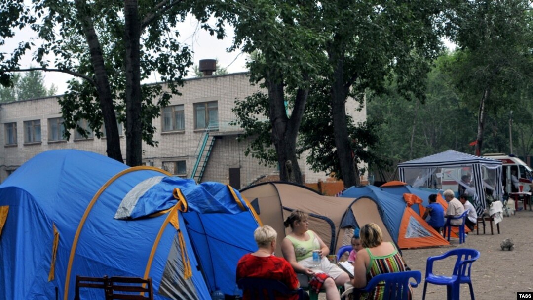 Parents and teachers from Ulyanovsk schools No. 7 and No. 8 at the start of a hunger strike at a tent camp in the city.