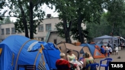 Parents and teachers from Ulyanovsk schools No. 7 and No. 8 at the start of a hunger strike at a tent camp in the city.