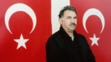 عکسی از زمان ورود عبدالله اوجالان، بنیان‌گذار پ‌کاکا، به زندان جزیرۀ ایمرالی در دریای مرمره، نزدیک استانبول
