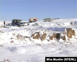 АН-72 ұшағы құлаған жерге келген ресми өкілдер. Оңтүстік Қазақстан облысы, 26 желтоқсан 2012 жыл.