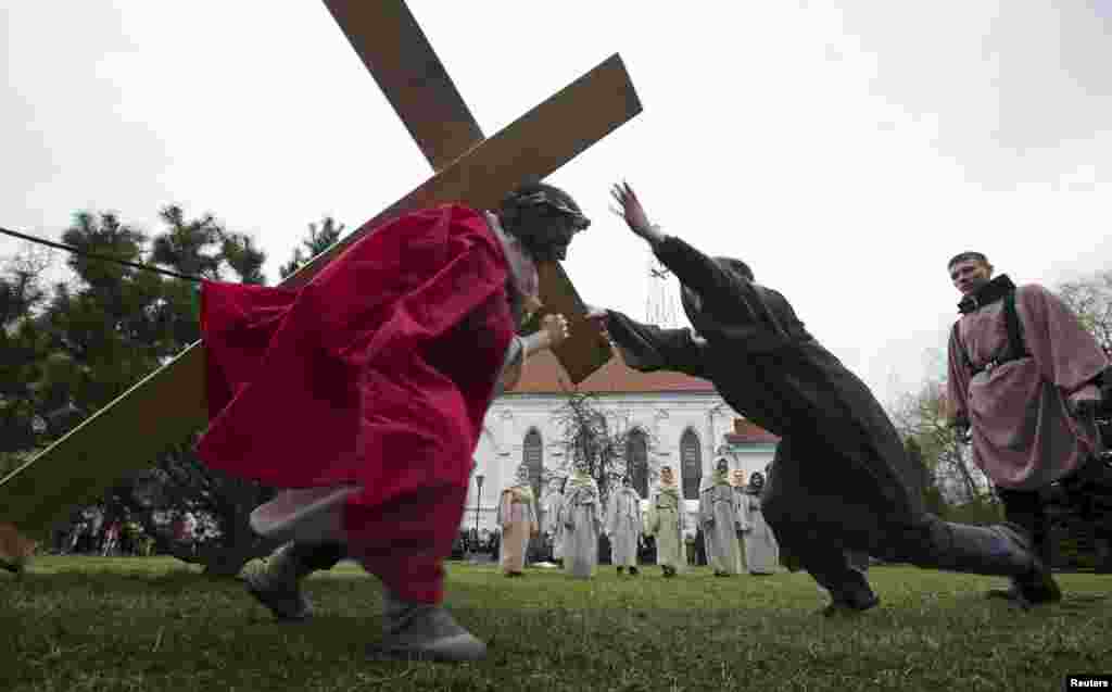 Belarus katolikleri Minskdäki Katolik ybadathanasynyň ýanynda Isa Mesihiň durmuş pursatyny gaýtalaýarlar. 1-nji aprel. (Roýters/Vasily Fedosenko)