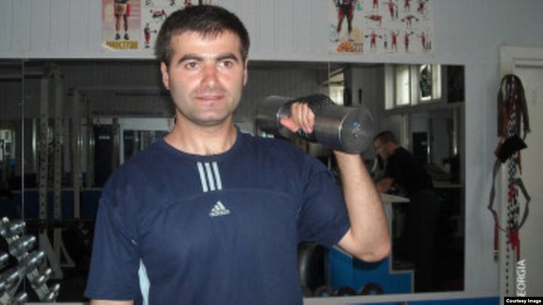 В свои 33 года грузинский атлет установил уже 28 мировых рекордов, выполняя, не останавливаясь часами, упражнения с гантелями различной тяжести, эспандером и просто отжимаясь от пола