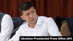 Prezident Wolodimir Zelenskiý harkow sebitinde ýerli resmiler bilen duşuşýar. 17-nji iýul, 2019.