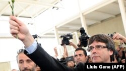 Каталония президенти Карлес Пучдемон референдумда добуш бергенден кийин. 1-октябрь, 2017-жыл. 