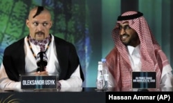 Український боксер Олександр Усик і принц Саудівської Аравії Фахад Бін Абдул Азіз Аль Сауд на пресконференції в Джидді, Саудівська Аравія, 17 серпня 2022 року