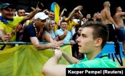 Андрія Луніна вітають вболівальники української збірної