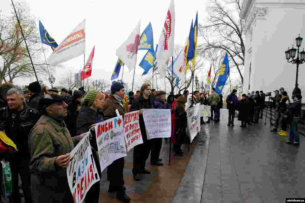 Одеська міська рада у середу на сесії ухвалила рішення про визнання Росії країною-агресором. На фото &ndash; акція активістів із вимогою визнання Росії країною-агресором на Думській площі в Одесі, 3 лютого 2016 року