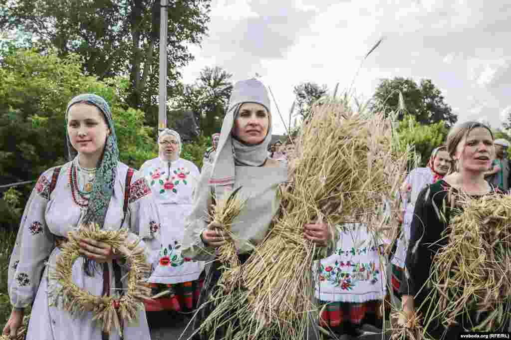 Потым талакою ішлі да гаспадара і гаспадыні, якім несьлі першы сноп