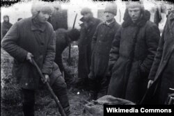 Понятые во дворе крестьянина при поиске хлеба в одном из сел Гришинского района Донецкой области. Между 1930 и 1934 г. Неизвестный фотограф