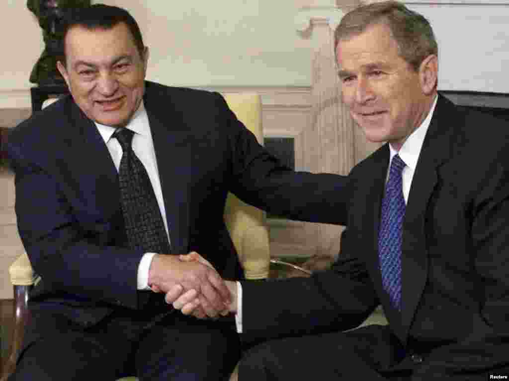 Mubarak meets with U.S. President George W. Bush in Washington in April 2001.
