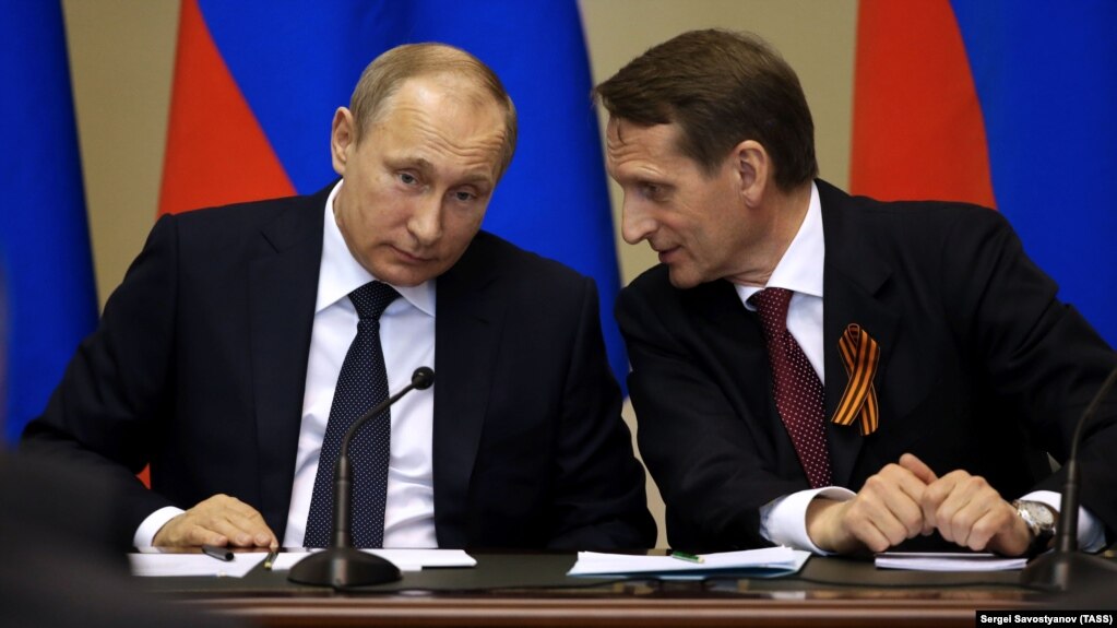 Президент Росії Володимир Путін (ліворуч) і тодішній голова російської Держдуми, а нині керівник Служби зовнішньої розвідки Росії Сергій Наришкін. Петербург, 27 квітня 2015 року