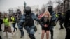 Rendvédelmi erők őrizetbe vesznek egy tüntetőt, aki Alekszej Navalnij szabadon engedése mellett állt ki. Moszkva, 2021. január 23.