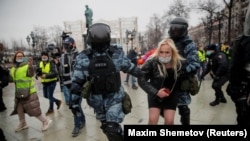 Руската полиција приведува учесник на протестите за ослободување на опозиционерот Алексеј Навалани. 