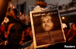 Демонстранты с портретом Мохаммеда Брахми