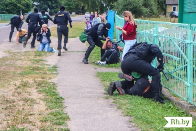 A Lebedev, la polizia antisommossa ha arrestato e picchiato i residenti che avevano presentato una dichiarazione collettiva al comitato esecutivo del villaggio il 12 agosto.