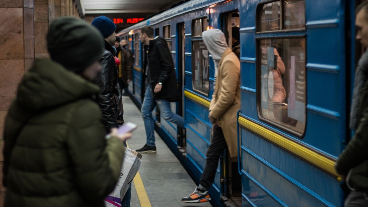 Метро знаешь. Активисты в метро Киева. Российские вагоны в метро Киева. Жители Киева в метро. Метро Ой 7 сфера.