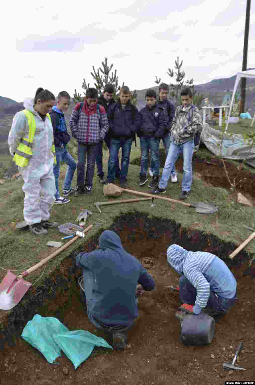 Učenici osnovne škole prate iskopavanja sa velikom pažnjom
