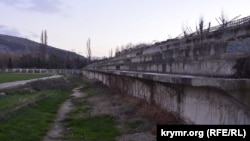 Недостроенные трибуны на стадионе «Горняк», декабрь 2017 года