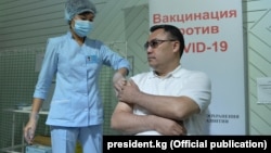 Президент Садыр Жапаров эмдөөдөн өтүп жатат.